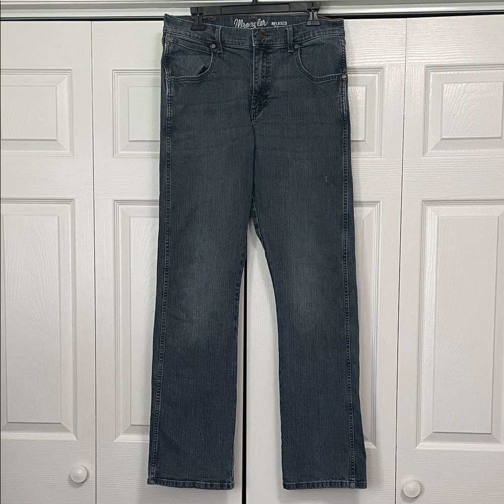 Wrangler retro relaxed boot jeans 32X36. *some flaws (seamstress special).